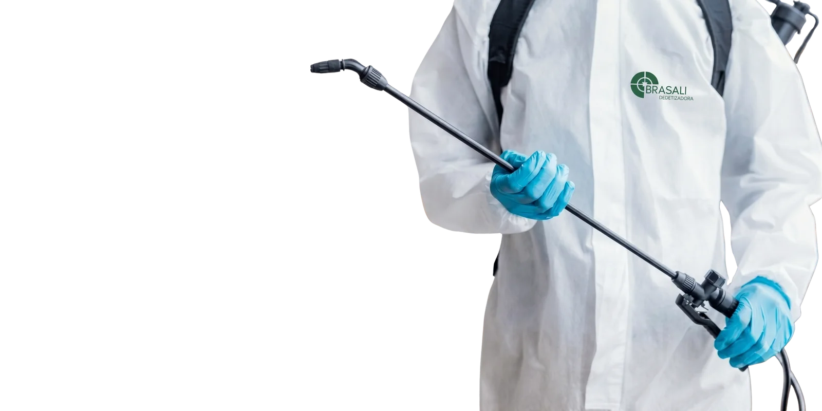 Técnico Brasali com equipamento de proteção individual e pulverizador